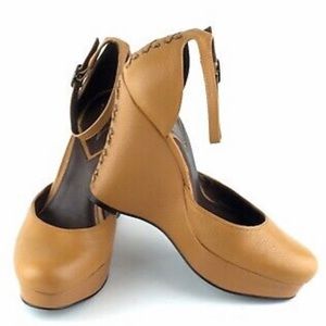 VINCE CAMUTO Tumbled Leather Platforms Marmalade/mustard  Derailed Lace Heel